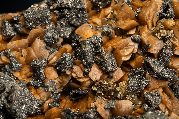 TENNANTITE on CHALCOPYRITE with SIDERITE